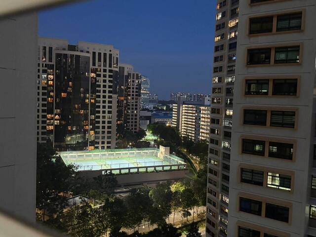 Master room @ Blk 28C Dover Crescent - $1,300 for 1 guy (aircon wifi, with Toilet attached)