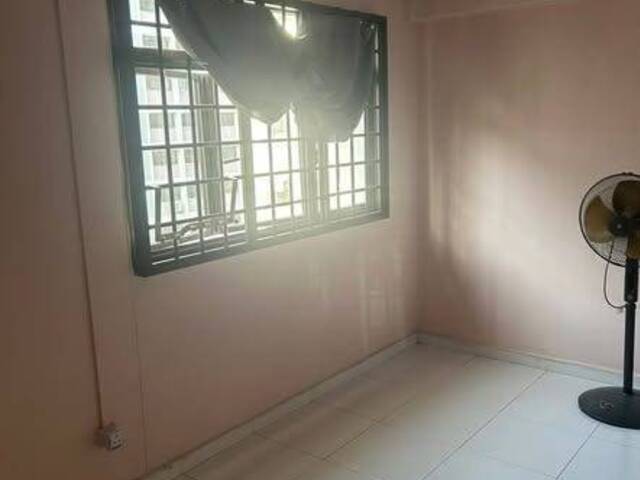 Blk 718 Woodlands - $1200 for couple (aircon wifi) - 2 mins walk ADMIRALTY MRT