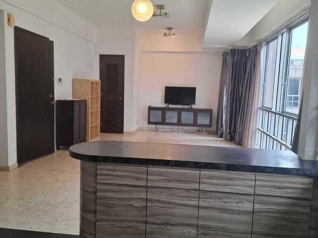 Big Master Room @ Move in condition. Easy access to CBD...!