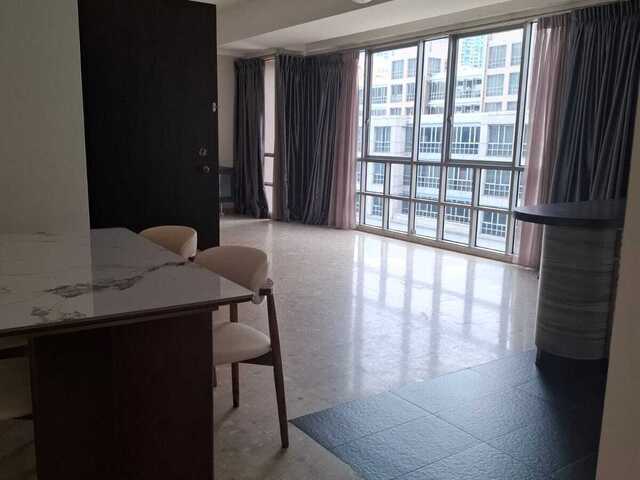 Big Master Room @ Move in condition. Easy access to CBD...!