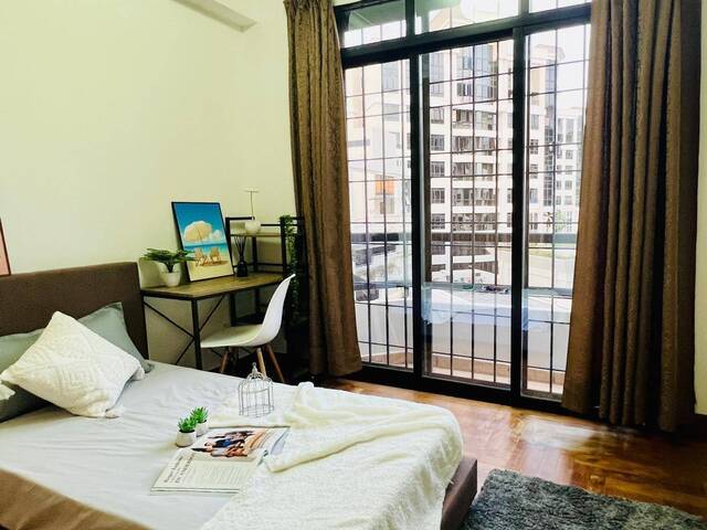 Eastpoint Green Condo Premium Common Room With Balcony For Rent (Simei MRT - EWL/Green Line)