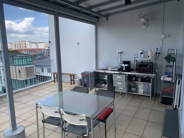 Sky Terrace with 2 bedrooms, rooftop pool and mini garden terrace near Kembangan MRT (EW green line)