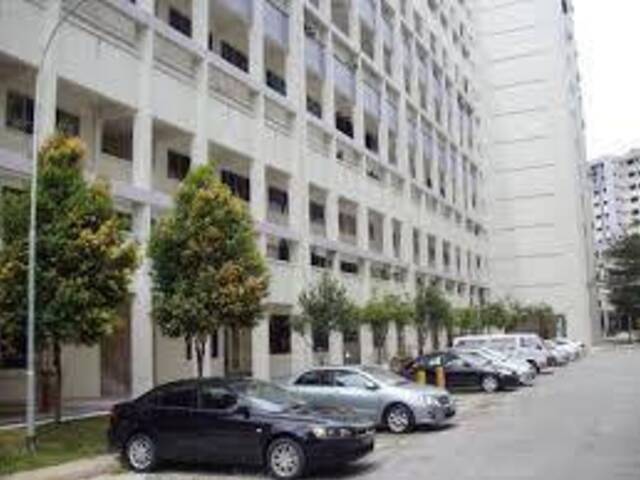 Spacious Executive Apartment at blk 327 Jurong East Street 31. NO AGENT FEE