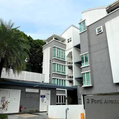 1 or 2pax Good size Common room with balcony, 6mins walk to Holland Village MRT, no owner, Privacy