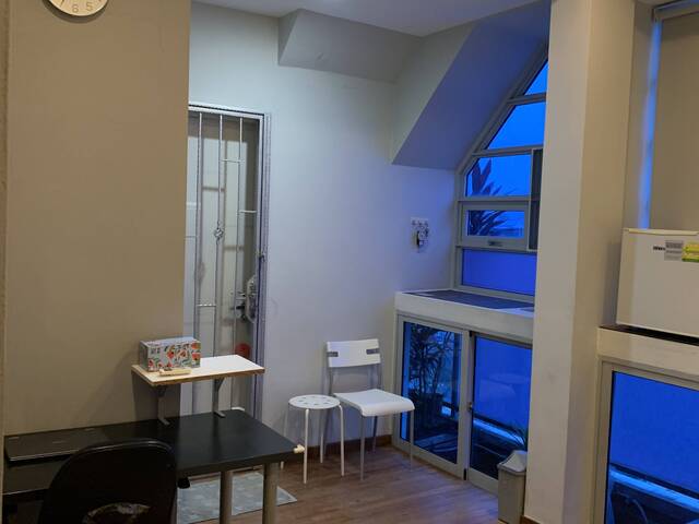 Skyroom with own entrance, rooftop pool & jacuzzi, near MRT (EW Green line)