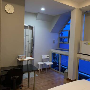 Skyroom with own entrance, rooftop pool & jacuzzi, near MRT (EW Green line)