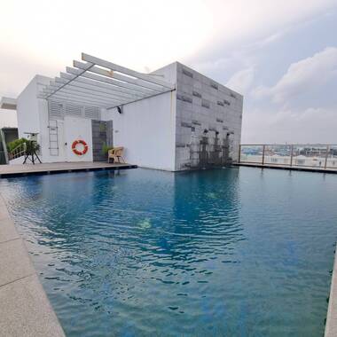 Sky Terrace with 2 bedrooms, rooftop pool and mini garden terrace near Kembangan MRT (EW green line)