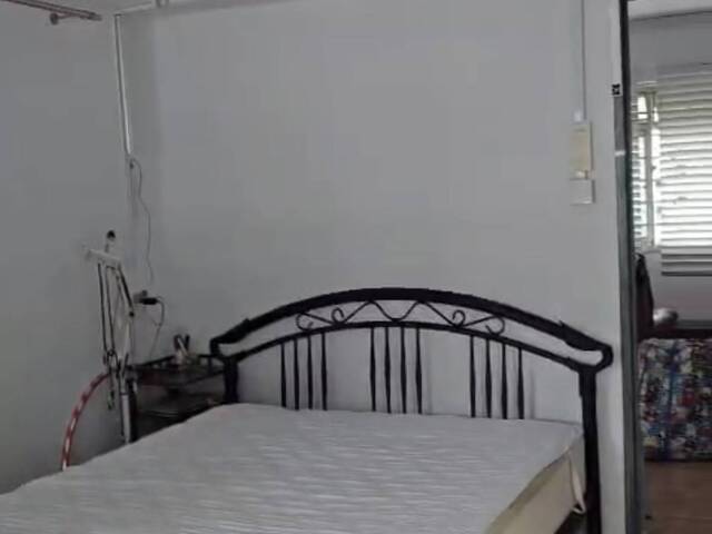 Common room at 786b woodlands drive 60 for rent! Aircon wifi!