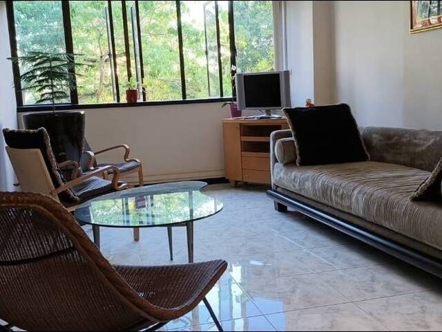 Female environment, Common room, 5mins walk to Hougang MRT, Shops and more..