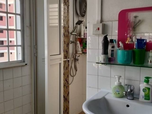 Comfortable & peaceful house Aircon Wifi Female Shared Common Room at Jurong west st. 41 (640457)