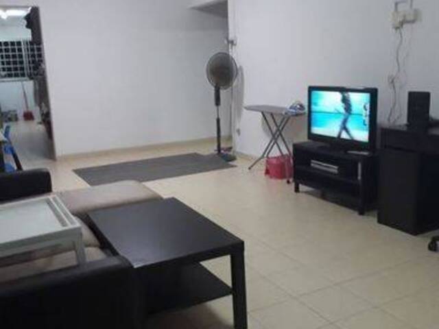 Comfortable & peaceful house Aircon Wifi Female Shared Common Room at Jurong west st. 41 (640457)