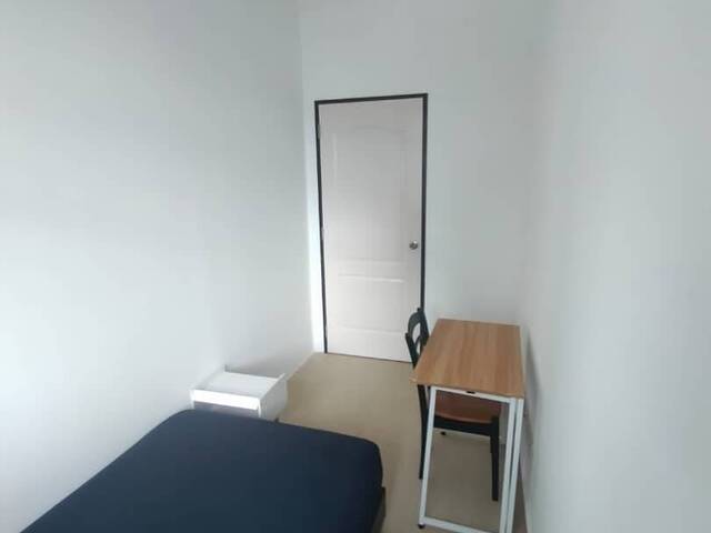 Room for rent/Toa Payoh, Boon Keng, Novena MRT/1 pax stay/Include Utilities/Available IMMEDIATELY