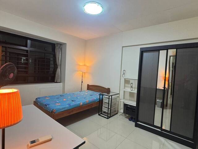 Master room @ Blk 28C Dover Crescent - $1300 for 1 guy (aircon wifi, with Toilet attached)