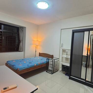Master room @ Blk 28C Dover Crescent - $1300 for 1 guy (aircon wifi, with Toilet attached)