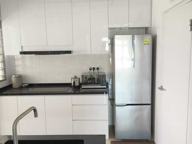Blk 33 Margaret Drive - 5 mins walk Queenstown MRT - $1200 for 1 guy