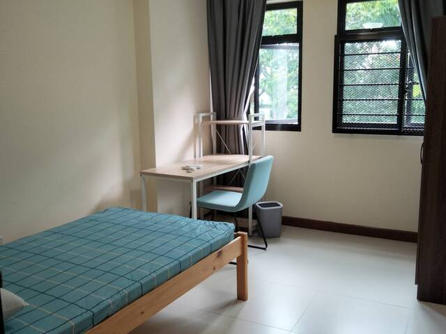 Clean and Bright Bedroom in Sembawang