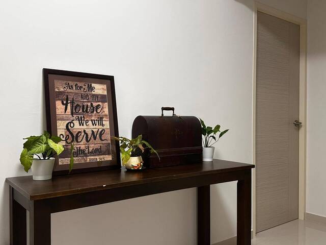 Newly Renovated, Fully-Furnished, 7 minutes walking distance to JE MRT, JEM, Westgate