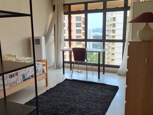 Room for rent, 5min walk to Pioneer MRT, 24hrs food stalls, minimarket & coffee shop