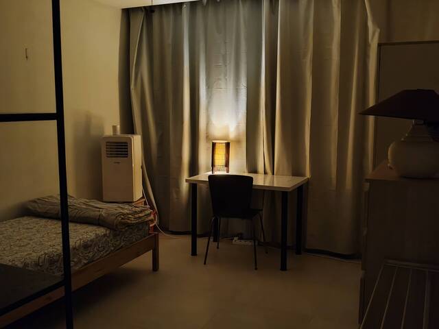 Room for rent, 5min walk to Pioneer MRT, 24hrs food stalls, minimarket & coffee shop