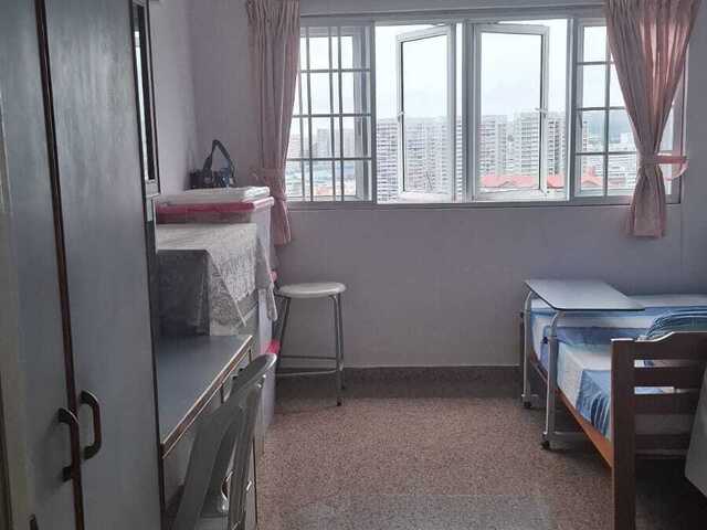 Blk 230 Jurong East - $900 /1 guy (aircon wifi) - walk to MRT , very high floor