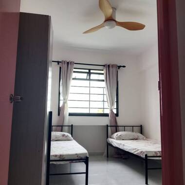 Near Sembawang MRT, Newly Renovated house, Common room share with 1 Female tenant
