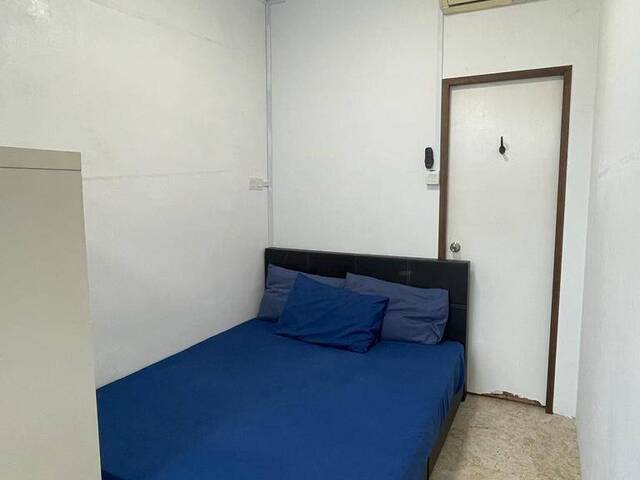Room for rent / Chinesee Gardern, Jurong West, Boon Lay / Common room / 1pax stay / Available April