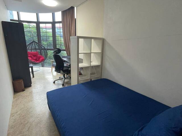 Room for rent / Chinesee Gardern, Jurong West, Boon Lay / Common room / 1pax stay / Available April