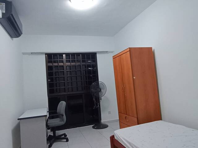 Common Rooms with air conditional @ Woodlands Blk 517 (No Agent Fees) (Female Tenant only