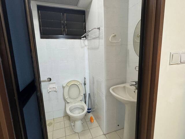 Master room @ Blk 28C Dover Crescent - $1,300 for 1 guy (aircon wifi, with Toilet attached)