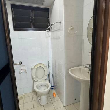 Master room @ Blk 28C Dover Crescent - $1,300 for 1 guy (aircon wifi, with Toilet attached)