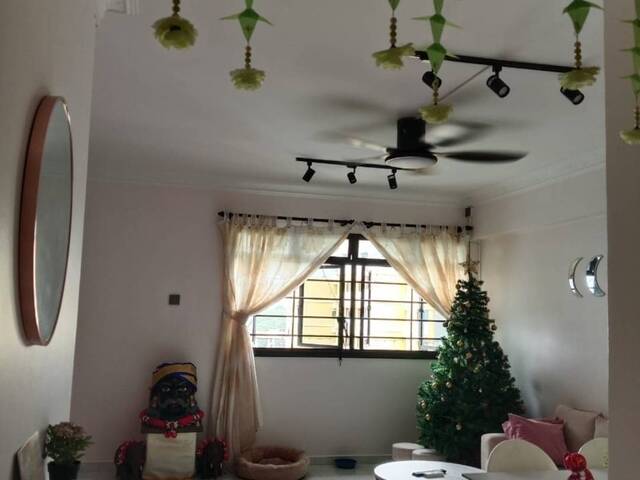 Near Sembawang MRT, Newly Renovated house, Common room share with 1 Female tenant