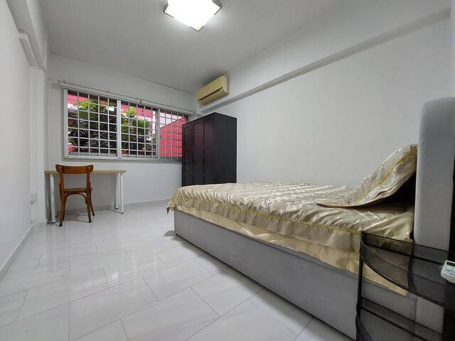 Spacious Minimalist Common Room – 5 Min to Beauty World MRT – Utilities, Wi-FI, AC included