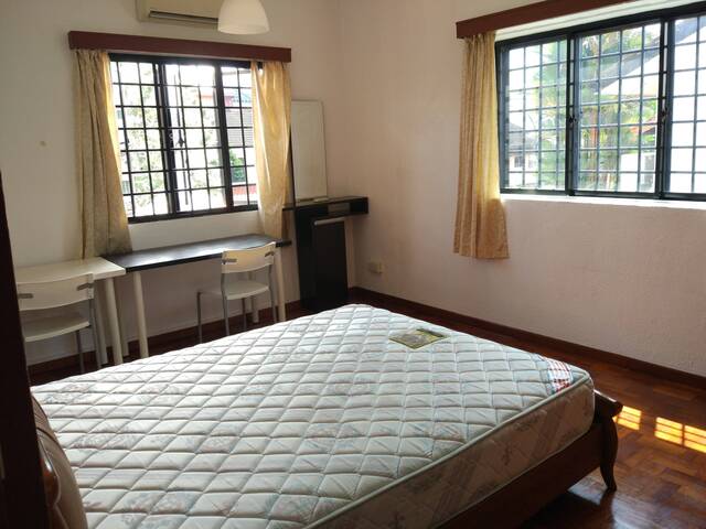 Semi-D Very Big Aircon Common Room near Upper Thomson & Marymount MRT