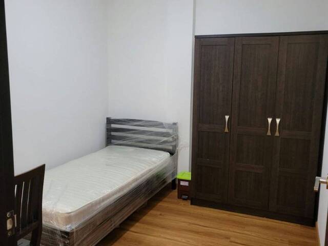Single room en suite in new private landed house
