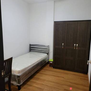 Single room en suite in new private landed house