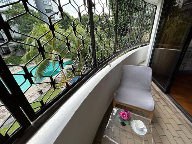 Convenient location - Condo Queen Room for Rent @ Tiong Bahru MRT..