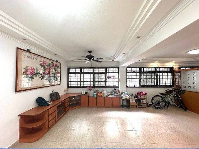 5R flat for rent at blk 233 Compassvale Walk. Near to Sengkang MRT! NO AGENT FEE