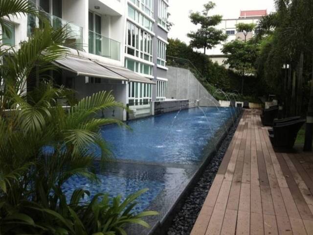 1 or 2pax Good size Common room with balcony, 6mins walk to Holland Village MRT, no owner, Privacy