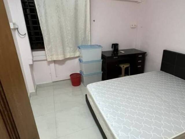 Common room at 23 dover crescent for rent! Aircon wifi!