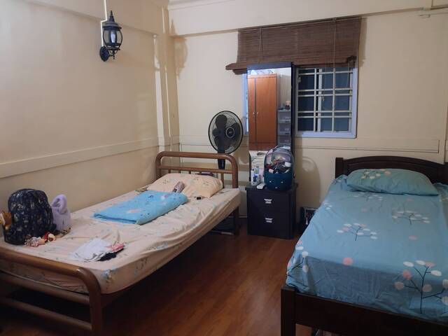 1 female roommate- 506 Ang Mo Kio Ave 8