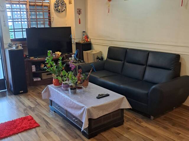 1 female roommate- 506 Ang Mo Kio Ave 8
