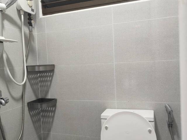 Personal toilet+ common room with Parkview