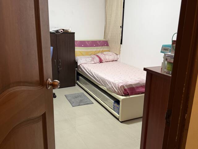 Master Bedroom@ Commonwealth for female pax -No agent fee