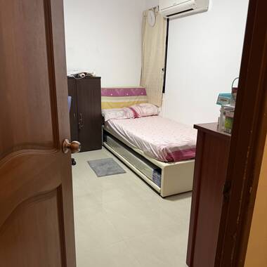 Master Bedroom@ Commonwealth for female pax -No agent fee
