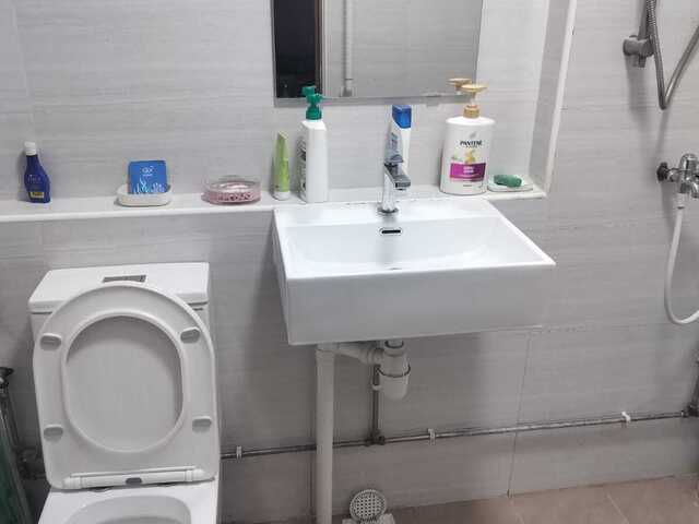 Sharing room available in taman jurong