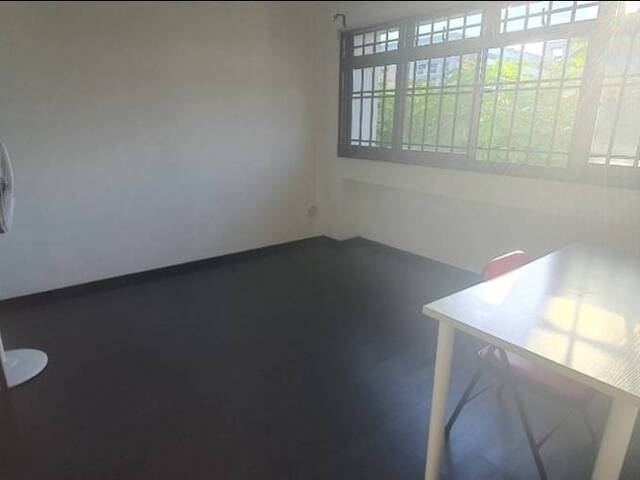 Near Sembawang MRT, Newly Renovated house, Common room share with 1 Female tenant