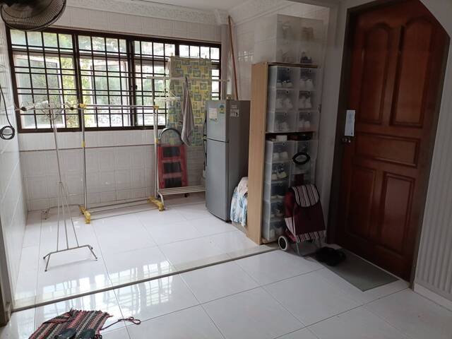 City Budget Rental near MRT , Shae Common Room with AC for Working Female
