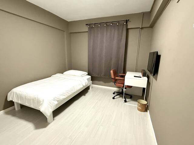 AVAILABLE COMMON ROOM FOR RENT: No agent fees, half month deposit.