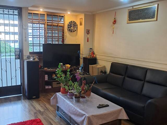 1 female roommate- 506 Ang Mo Kio Ave 8