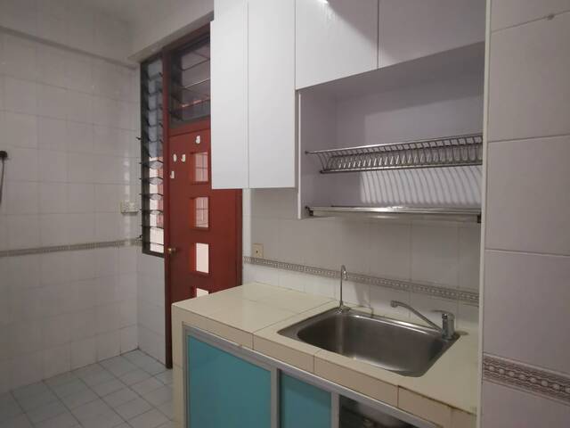 Room for rent / Chinesee Gardern, Jurong West, Boon Lay / Common room / 1pax stay / Available April